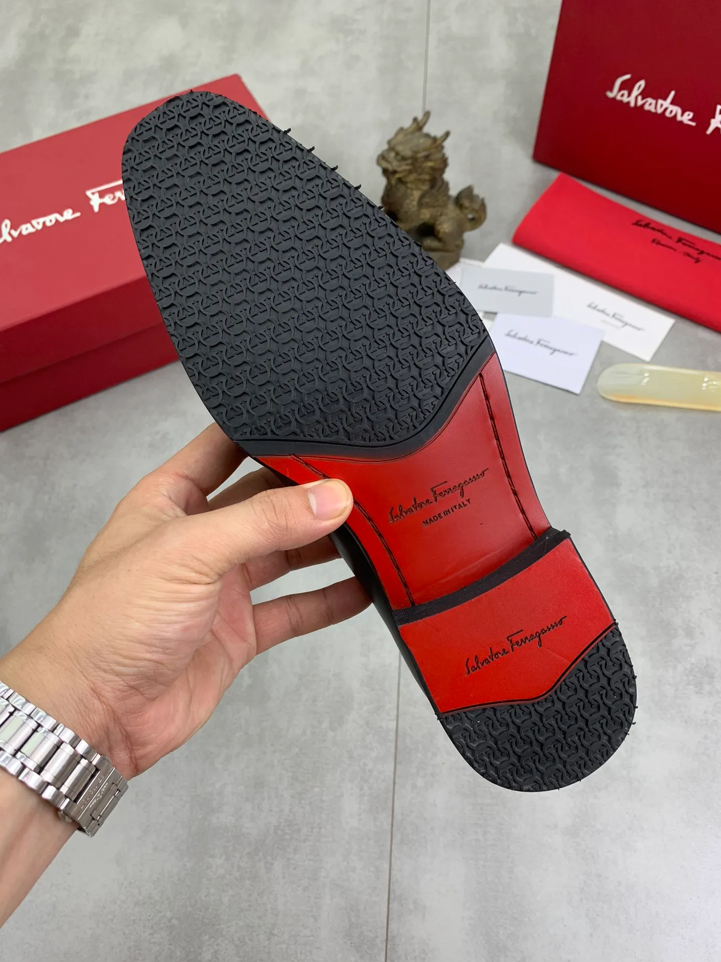 Men's Men's Shoes 💰P460💰[New Style] Water-dyed Niuli 🆘[Salvatore Ferragamo] Ferragamo's latest casual business leather shoes for men! Available at counters simultaneously! The fabric is made of specially imported original pebbled calfskin, and the lining is made of imported water-dyed cowhide. It is absolutely luxurious and leads the fashion trend. Matching code: 38-45 (46 can be customized) Black and brown colors are optional